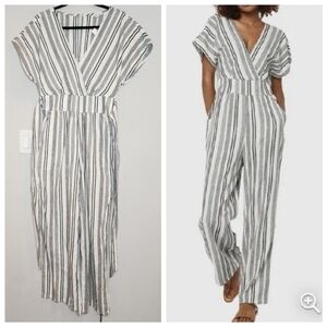 NWT American Eagle Linen Blend V-Neck Short sleeve wideleg jumpsuit. Medium